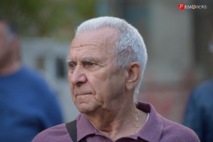 <strong>Несколько десятков жителей домов №83, №85/1 и №85/2, №87/1 и №87/2, а также №101 по Океанскому проспекту во Владивостоке вышли на собрание в понедельник, 25 сентября</strong>