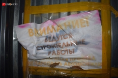 <strong>На заборе висит объявление: "Внимение! Ведутся строительные работы. Убедительная просьба не парковать автомобили"</strong>