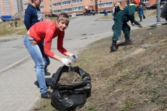 <strong>Все разбились на команды и приступили к непосредственно к работам: сбору мусора и сухой травы и побелке деревьев</strong>