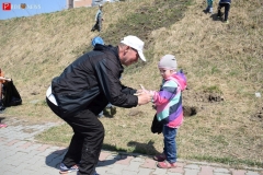 <strong>Николай Смирнов помогает маленькой участнице субботника надеть рабочие перчатки</strong>