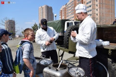 <strong>Когда субботник завершился, всех его участников пригласили отведать солдатской каши и попить горячего чая, которые приготовили повара из воинской части</strong>