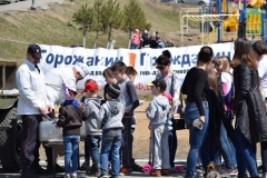<strong>Работала полевая кухня, были накрыты столы с водой для всех желающих утолить жажду</strong>