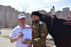 <strong>Николай Смирнов вручает грамоту казаку</strong>
