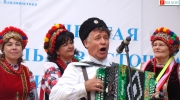 Для собравшихся зрителей устроили концерт с выступлениями лучших народных коллективов Приморского края
