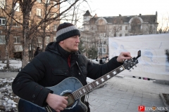<strong>Музыкант настраивает гитару перед выступлением</strong>
