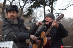 <strong>Перед слушателями выступили барды - участники фестиваля "Приморские струны", которые исполняли как свои песни, так и песни Владимира Семеновича ("Человек за бортом", "Я не люблю", "Про дикого вепря", "Так дымно, что в зеркале нет отраженья", "Песня о двух красивых автомобилях", "Пародия на плохой детектив", "Кони привередливые" и другие). Порадовал выразительным чтением стихотворения Высоцкого "Гимн морю и горам" юный приморец Григорий</strong>