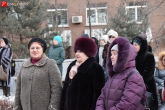 <strong>Десятки гостей и жителей города собрались в морозный вечер 25 января у "поющего" памятника Высоцкому в Театральном сквере, чтобы еще раз вспомнить Владимира Высоцкого и его песни</strong>