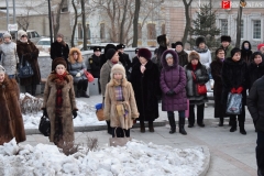 <strong>Десятки гостей и жителей города собрались в морозный вечер 25 января у "поющего" памятника Высоцкому в Театральном сквере, чтобы еще раз вспомнить Владимира Высоцкого и его песни</strong>