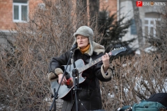 <strong>Десятки гостей и жителей города собрались в морозный вечер 25 января у "поющего" памятника Высоцкому в Театральном сквере, чтобы еще раз вспомнить Владимира Высоцкого и его песни</strong>