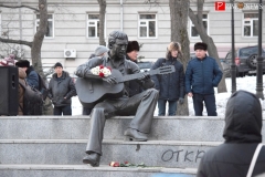 <strong>Перед слушателями выступили барды - участники фестиваля "Приморские струны", которые исполняли как свои песни, так и песни Владимира Семеновича ("Человек за бортом", "Я не люблю", "Про дикого вепря", "Так дымно, что в зеркале нет отраженья", "Песня о двух красивых автомобилях", "Пародия на плохой детектив", "Кони привередливые" и другие). Порадовал выразительным чтением стихотворения Высоцкого "Гимн морю и горам" юный приморец Григорий</strong>