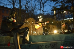 <strong>Когда стемнело, организаторы включили подсветку, что создало атмосферу песни под гитару у костра</strong>