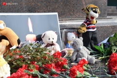 <strong>Владивостокцы в память о погибших в Кемерово несут цветы и игрушки на центральную площадь и к Покровскому храму</strong>