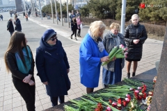 <strong>Владивостокцы в память о погибших в Кемерово несут цветы и игрушки на центральную площадь и к Покровскому храму</strong>