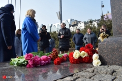 <strong>Владивостокцы в память о погибших в Кемерово несут цветы и игрушки на центральную площадь и к Покровскому храму</strong>