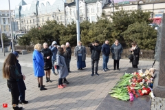 <strong>Владивостокцы в память о погибших в Кемерово несут цветы и игрушки на центральную площадь и к Покровскому храму</strong>