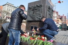 <strong>Владивостокцы в память о погибших в Кемерово несут цветы и игрушки на центральную площадь и к Покровскому храму</strong>