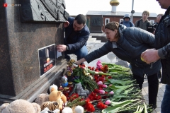 <strong>Владивостокцы в память о погибших в Кемерово несут цветы и игрушки на центральную площадь и к Покровскому храму</strong>