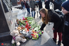 <strong>Владивостокцы в память о погибших в Кемерово несут цветы и игрушки на центральную площадь и к Покровскому храму</strong>