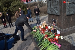 <strong>Владивостокцы в память о погибших в Кемерово несут цветы и игрушки на центральную площадь и к Покровскому храму</strong>