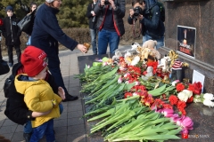 <strong>Владивостокцы в память о погибших в Кемерово несут цветы и игрушки на центральную площадь и к Покровскому храму</strong>