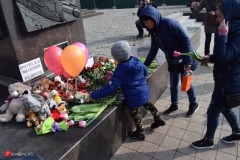 <strong>Владивостокцы в память о погибших в Кемерово несут цветы и игрушки на центральную площадь и к Покровскому храму</strong>
