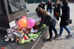 <strong>Владивостокцы в память о погибших в Кемерово несут цветы и игрушки на центральную площадь и к Покровскому храму</strong>