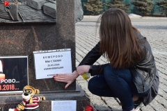 <strong>Владивостокцы в память о погибших в Кемерово несут цветы и игрушки на центральную площадь и к Покровскому храму</strong>