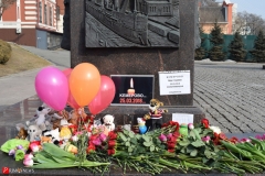 <strong>Владивостокцы в память о погибших в Кемерово несут цветы и игрушки на центральную площадь и к Покровскому храму</strong>