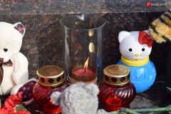 <strong>Владивостокцы в память о погибших в Кемерово несут цветы и игрушки на центральную площадь и к Покровскому храму</strong>