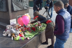 <strong>Владивостокцы в память о погибших в Кемерово несут цветы и игрушки на центральную площадь и к Покровскому храму</strong>
