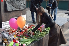 <strong>Владивостокцы в память о погибших в Кемерово несут цветы и игрушки на центральную площадь и к Покровскому храму</strong>