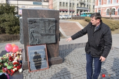 <strong>Владивостокцы в память о погибших в Кемерово несут цветы и игрушки на центральную площадь и к Покровскому храму</strong>