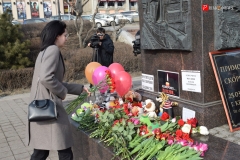 <strong>Владивостокцы в память о погибших в Кемерово несут цветы и игрушки на центральную площадь и к Покровскому храму</strong>