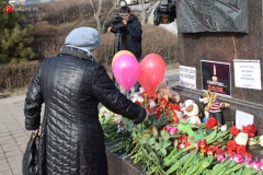 <strong>Владивостокцы в память о погибших в Кемерово несут цветы и игрушки на центральную площадь и к Покровскому храму</strong>