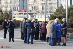 <strong>Владивостокцы в память о погибших в Кемерово несут цветы и игрушки на центральную площадь и к Покровскому храму</strong>