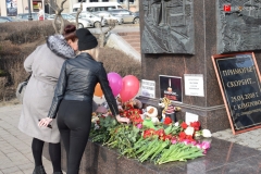 <strong>Владивостокцы в память о погибших в Кемерово несут цветы и игрушки на центральную площадь и к Покровскому храму</strong>
