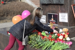 <strong>Владивостокцы в память о погибших в Кемерово несут цветы и игрушки на центральную площадь и к Покровскому храму</strong>