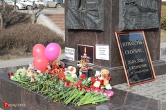 <strong>Владивостокцы в память о погибших в Кемерово несут цветы и игрушки на центральную площадь и к Покровскому храму</strong>