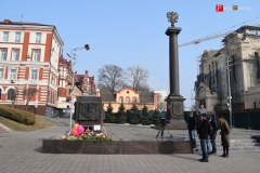 <strong>Владивостокцы в память о погибших в Кемерово несут цветы и игрушки на центральную площадь и к Покровскому храму</strong>