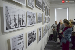 Люди с удовольствием смотрели представленные на выставке фотографии