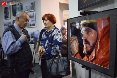 Открытие выставки собрало много людей