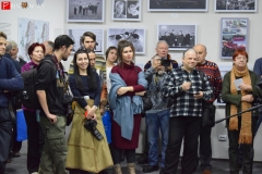 На открытии выставки присутствовало много фотографов