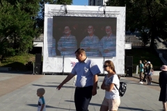 <strong>У центрального фонтана установили экран, на котором транслируются выступления корейских коллективов</strong>