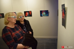 <strong>Смотреть фотоработы нужно в специальных очках, которые можно получить на фотовыставке</strong>