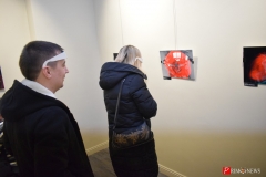 <strong>Смотреть фотоработы нужно в специальных очках, которые можно получить на фотовыставке</strong>
