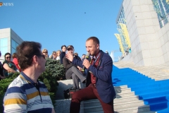 <strong>Перед началом звездной дорожки ведущий развлекал зрителей</strong>