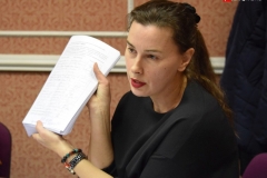 <strong>Житель Первомайского района Ольга Владимировна Дымникова продемонстрировала депутатам и сотруднику прокуратуры подписные листы - предложение открыть сквер поддержали более десяти тысяч человек</strong>
