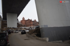 <strong>Сегодня на месте когда-то очень красивого зеленого уголка в центре Владивостока - парковка автомобилей и пыльный подъем на улицу Пушкинскую</strong>