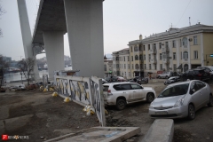 <strong>Здесь уже давно ничего не растет, а красивейшее здание Владивостокского художественного училища окружено грубым забором, одна из секций которого уже рухнула</strong>