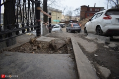 <strong>Самого тротуара фактически нет - на протяжении нескольких метров он полностью разбит</strong>